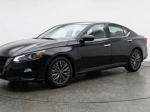 Used 2025 Nissan Altima 2.5 SV image 3