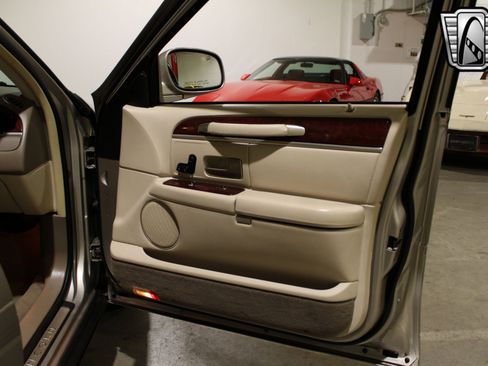 Used 2003 Lincoln Town Car Executive image 13