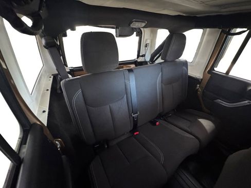 Used 2015 Jeep Wrangler Unlimited Rubicon w/ Connectivity Group image 15