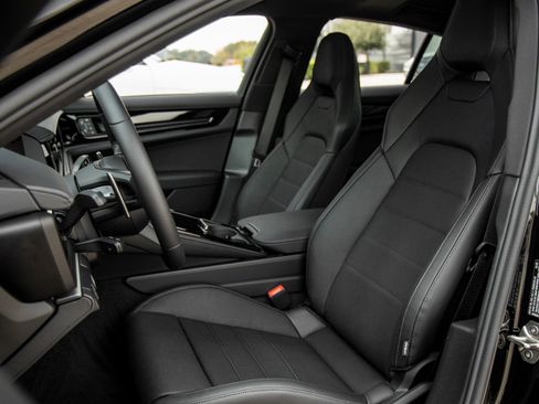 Certified 2026 Porsche Panamera RWD image 5