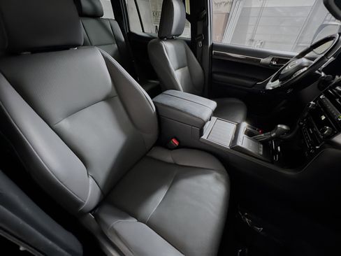 Used 2023 Lexus GX 460 Premium w/ Accessory Package image 31