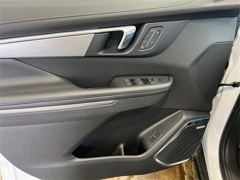 Used 2025 Buick Enclave Preferred w/ Power Package image 17