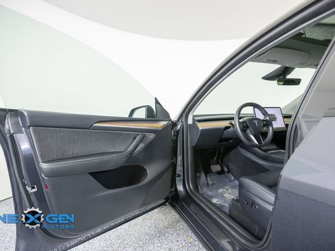 Used 2024 Tesla Model Y Long Range AWD/4WD image 9