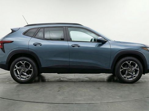 Used 2025 Chevrolet Trax LT w/ LT Convenience Package FWD image 8