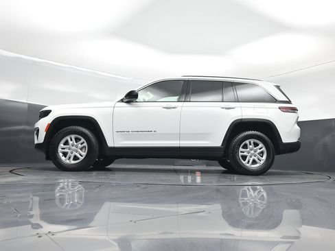 Used 2025 Jeep Grand Cherokee Laredo w/ Luxury Tech Group I AWD/4WD image 45