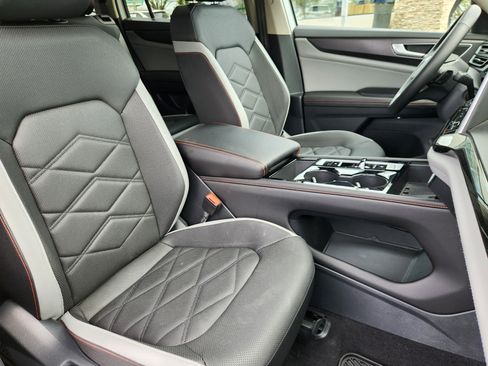 Certified 2025 Volkswagen Atlas Peak Edition SE AWD/4WD image 14