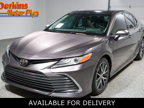 Used 2022 Toyota Camry XLE image 1