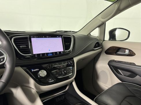 Used 2024 Chrysler Pacifica Limited image 30