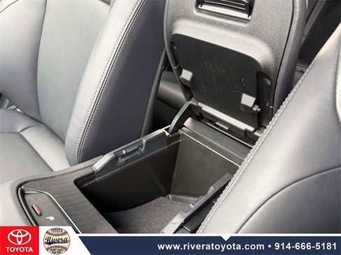 Used 2022 Toyota Venza XLE image 25