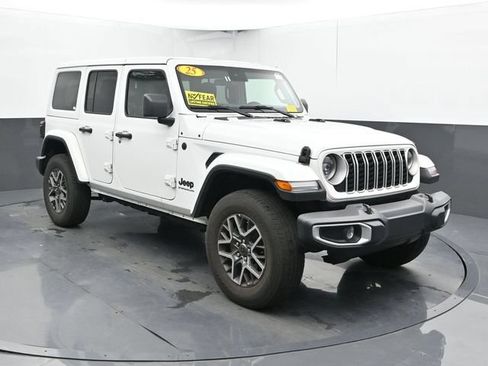 Used 2025 Jeep Wrangler Unlimited Sahara AWD/4WD image 6