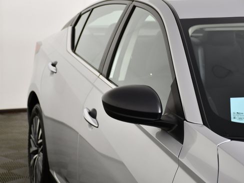 Used 2024 Nissan Altima 2.5 SV image 14