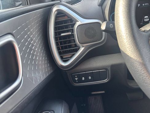 Used 2025 Kia Soul LX w/ LX Technology Package FWD image 32