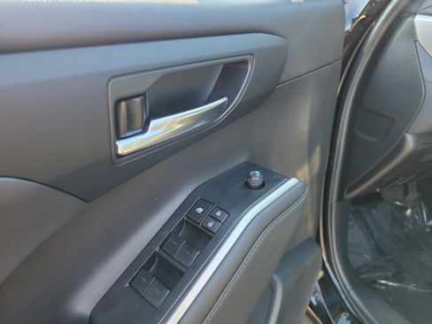 Used 2023 Toyota Highlander XLE AWD/4WD image 18