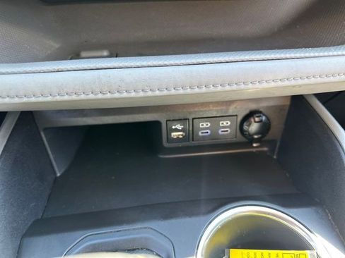 Used 2022 Toyota Highlander LE AWD/4WD image 31