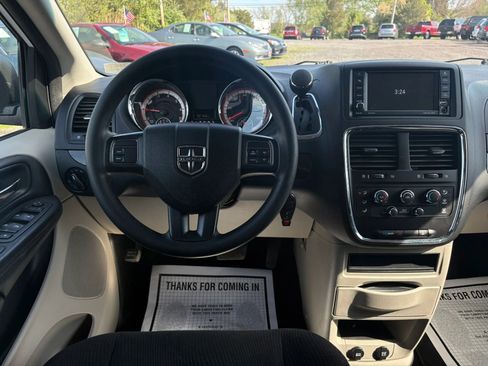 Used 2018 Dodge Grand Caravan SE FWD image 26