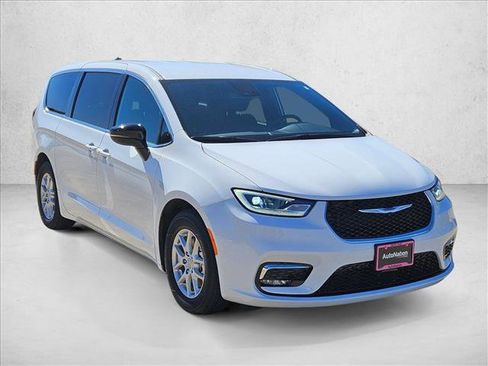 New 2025 Chrysler Pacifica Select image 3