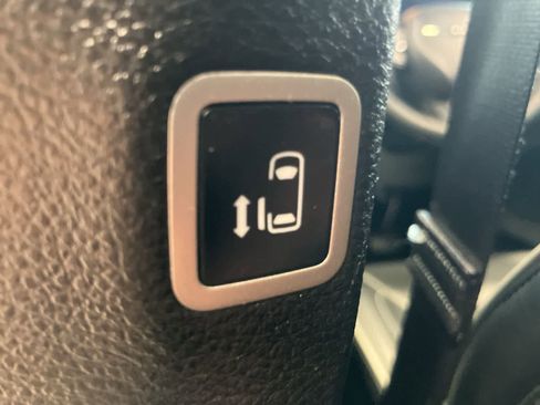 Used 2025 Chrysler Pacifica Limited image 30