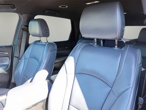 Used 2024 Buick Enclave Premium image 17