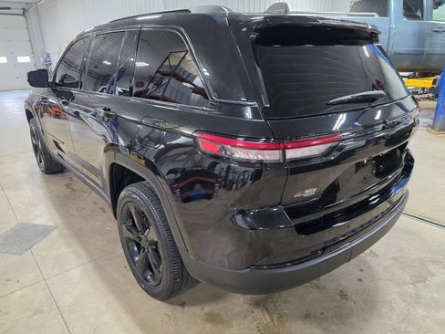 Used 2023 Jeep Grand Cherokee Altitude AWD/4WD image 6