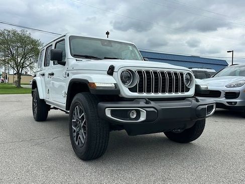 Used 2025 Jeep Wrangler Sahara AWD/4WD image 9