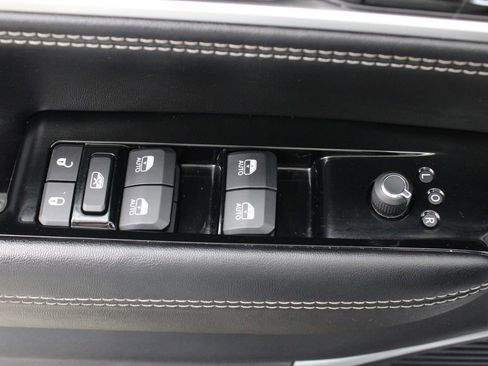 Used 2024 Jeep Wagoneer L Series II RWD image 18