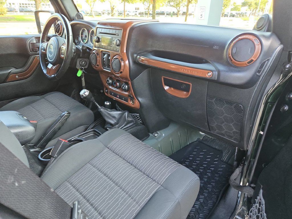 Used 2012 Jeep Wrangler Unlimited Rubicon w/ Max Tow Pkg AWD/4WD image 30