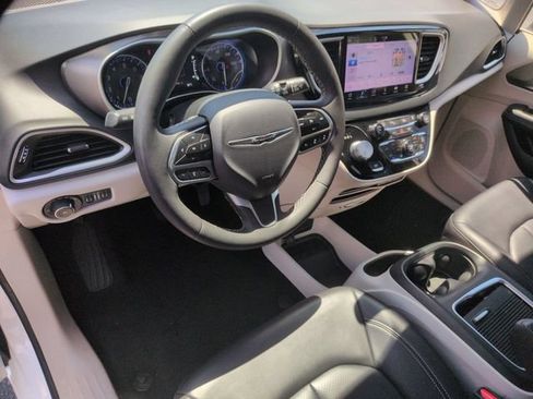 Used 2023 Chrysler Pacifica Touring-L FWD image 16