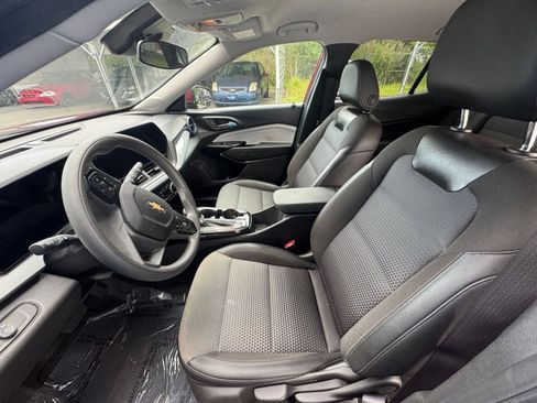 Used 2025 Chevrolet Trax LT FWD image 25