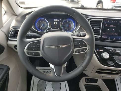 Certified 2024 Chrysler Pacifica Touring-L image 18