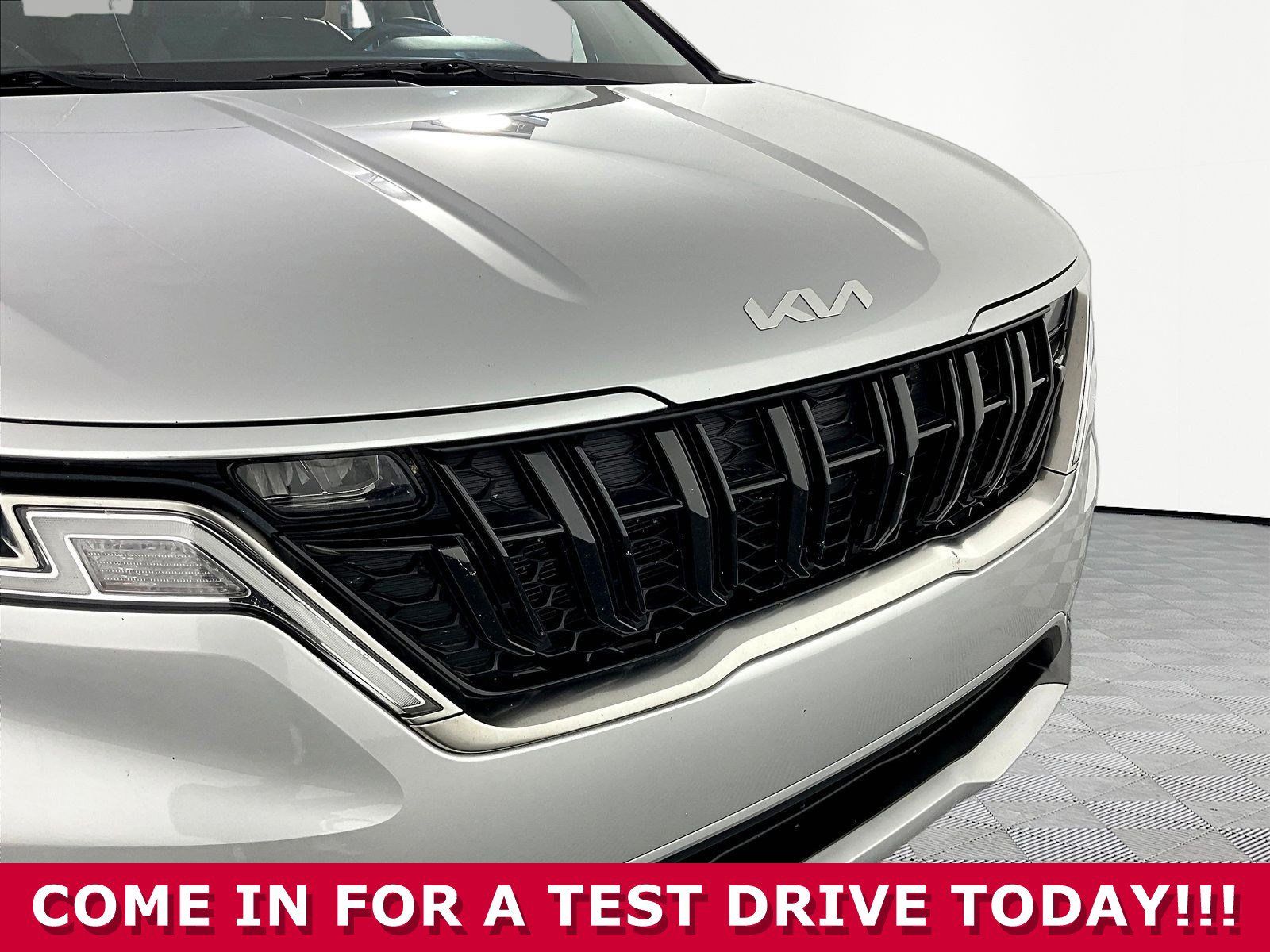 Used 2023 Kia Carnival LX FWD image 30