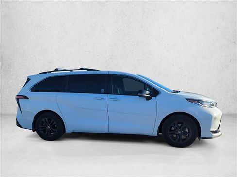 Used 2024 Toyota Sienna XSE w/ XSE Premium Package image 4