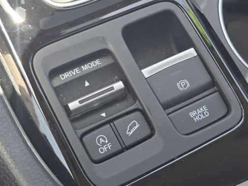 Used 2024 Honda Pilot Touring image 10