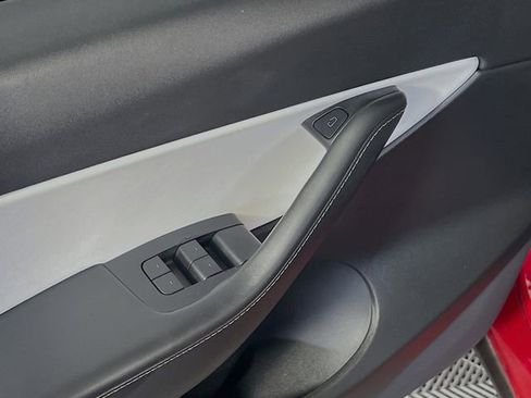 Used 2022 Tesla Model Y Performance image 11