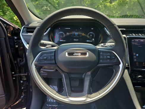 Used 2024 Jeep Grand Cherokee Limited image 17