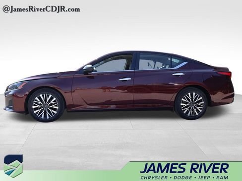 Used 2025 Nissan Altima 2.5 SV FWD image 2
