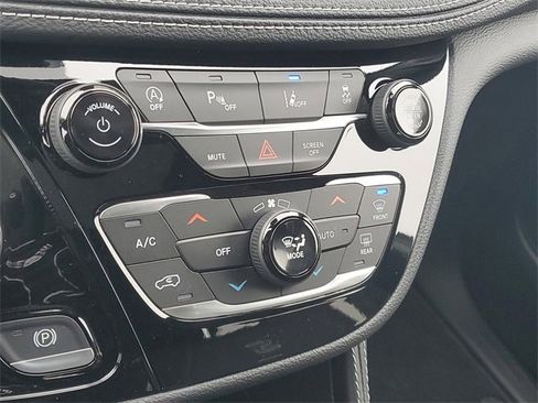 New 2026 Chrysler Pacifica Limited w/ Uconnect Theater Family Group image 30