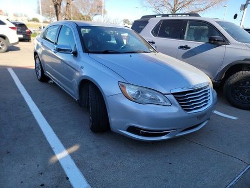 Used 2011 Chrysler 200 Limited image 3