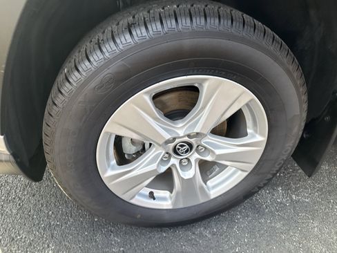 Used 2021 Toyota RAV4 XLE image 5