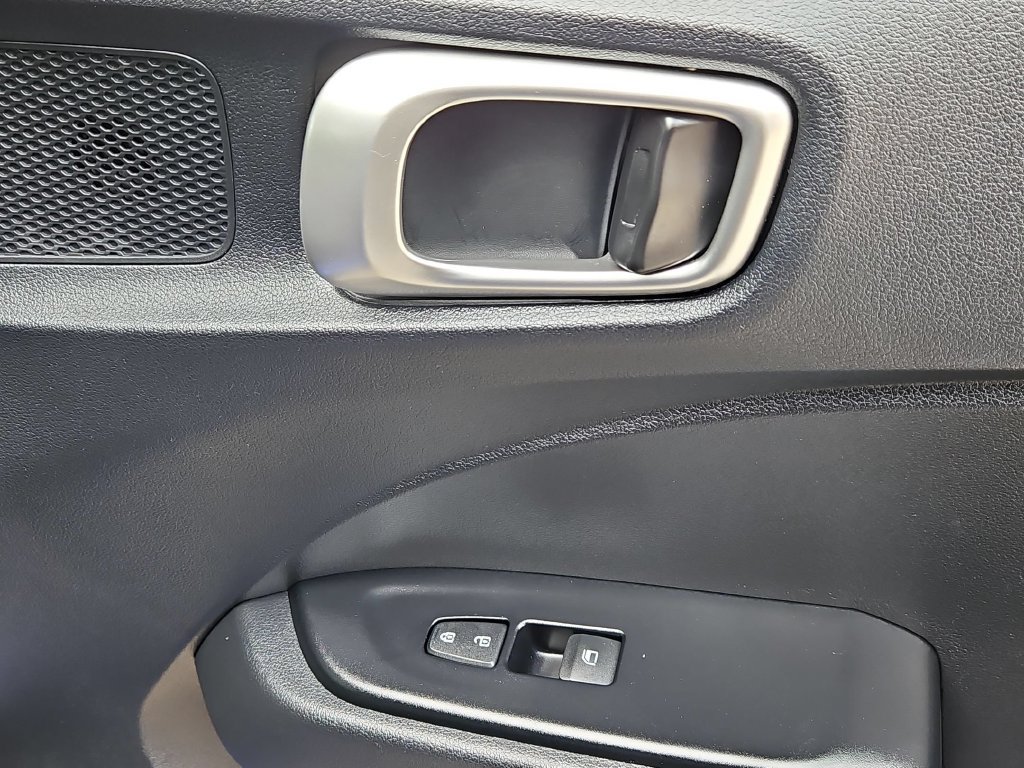 Used 2025 Hyundai Venue SEL FWD image 34
