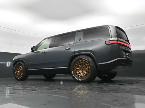 Used 2025 Rivian R1S Premium AWD/4WD image 39