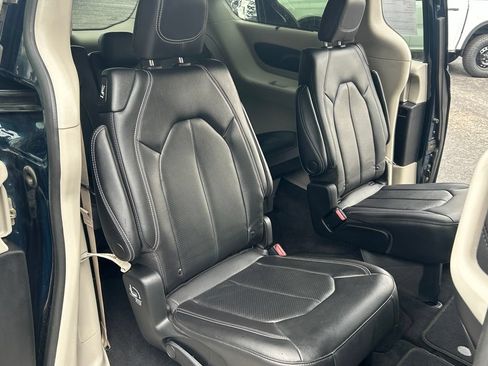 Used 2022 Chrysler Pacifica Touring-L AWD/4WD image 19