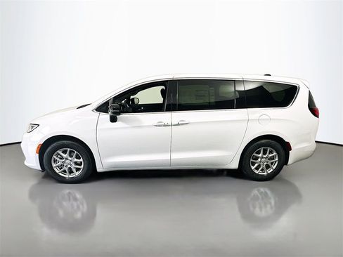 New 2026 Chrysler Pacifica Select image 4