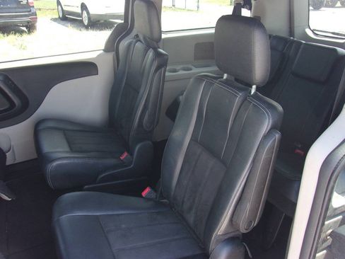Used 2019 Dodge Grand Caravan SXT FWD image 17