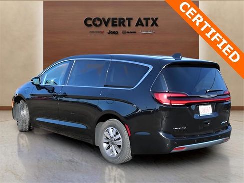 Used 2024 Chrysler Pacifica Select image 3