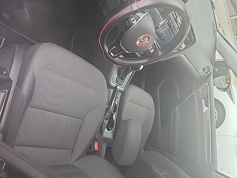 Used 2018 Volkswagen Golf SE image 11