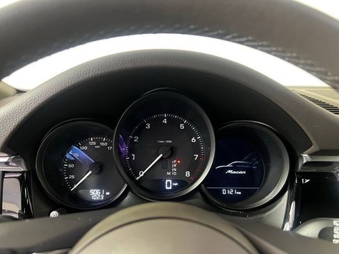 Certified 2025 Porsche Macan image 30