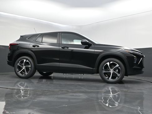 Used 2026 Chevrolet Trax RS w/ Sunroof Package FWD image 37