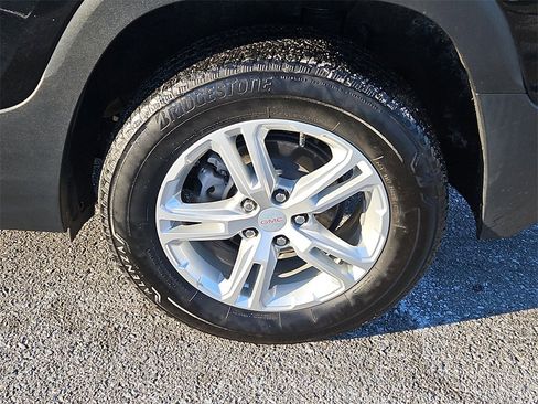 Used 2023 GMC Terrain SLE w/ Driver Convenience Package image 8