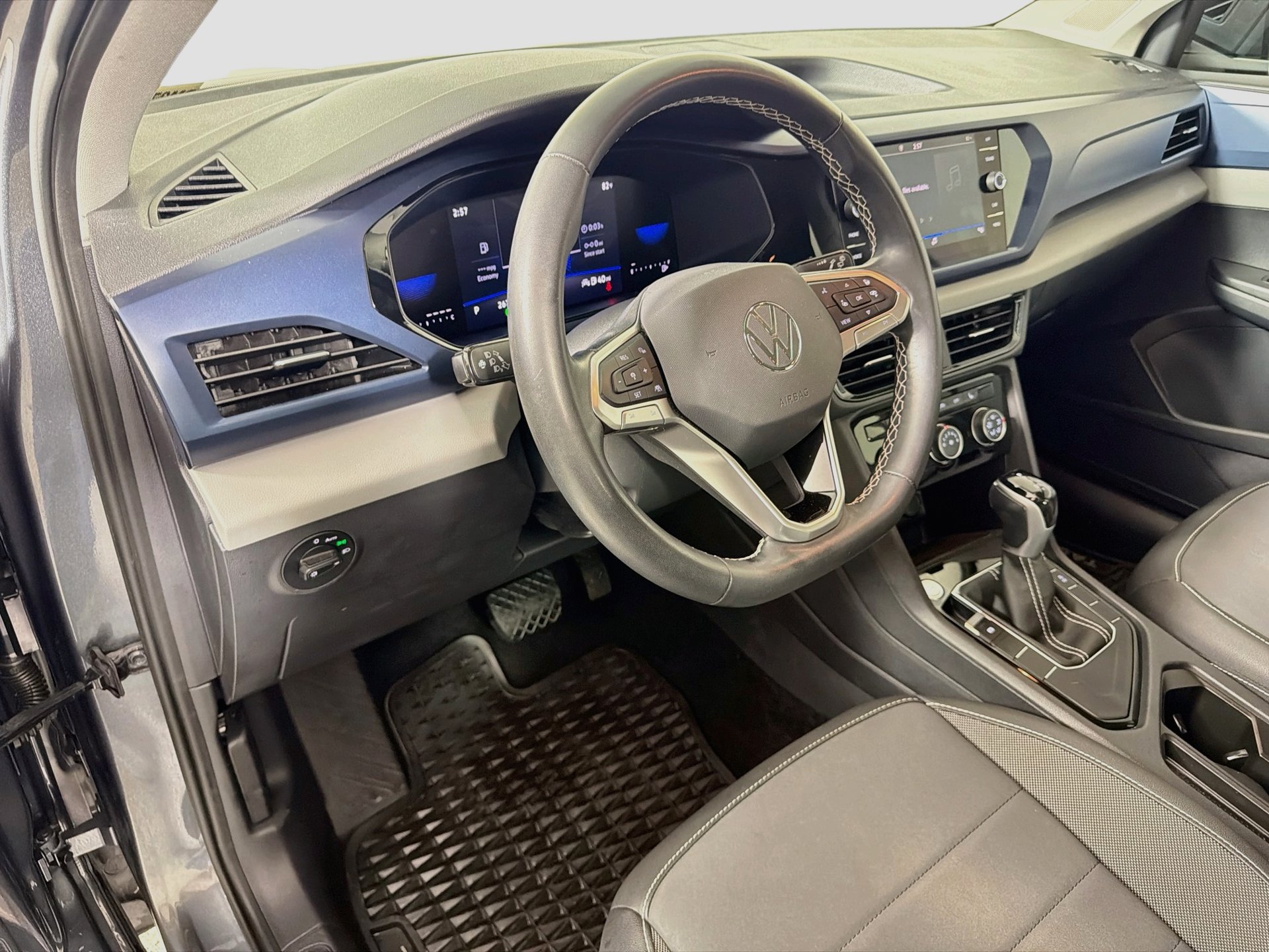 Certified 2023 Volkswagen Taos SE FWD image 9