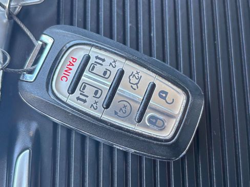 Used 2024 Chrysler Pacifica Touring-L FWD image 20